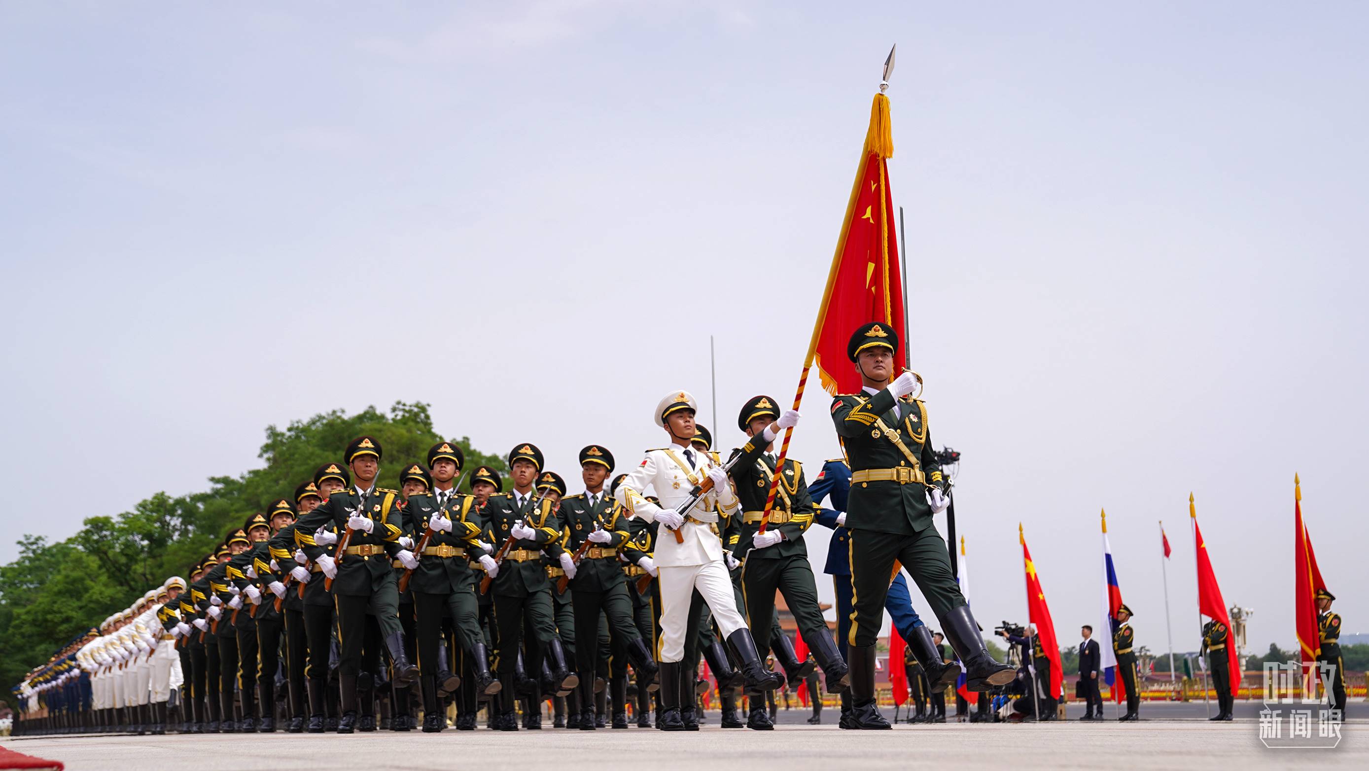△歡迎儀式現(xiàn)場的中國人民解放軍儀仗隊。（總臺國廣記者李晉拍攝）