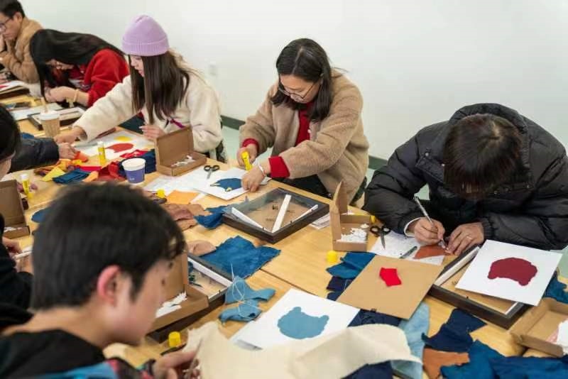 2024年2月，群眾在貴州省民族博物館老師帶領(lǐng)下開展拼布、拓印等非遺手工體驗(yàn)活動(dòng)。受訪者供圖