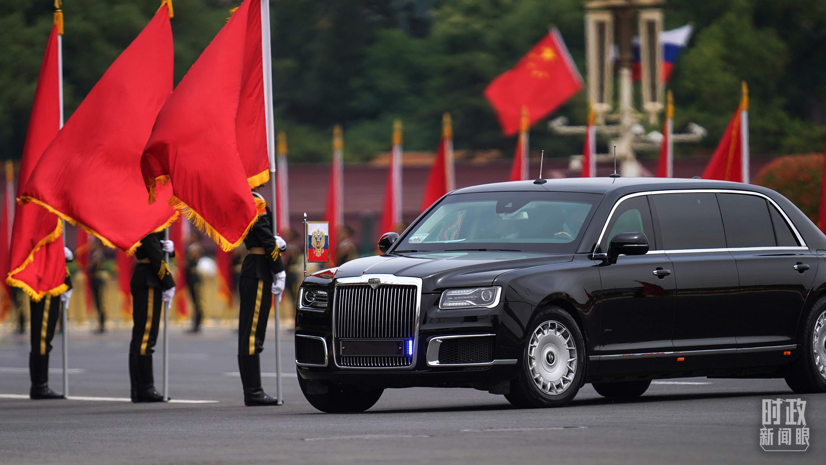 △普京總統(tǒng)乘車抵達(dá)歡迎儀式現(xiàn)場。（總臺國廣記者李晉拍攝）