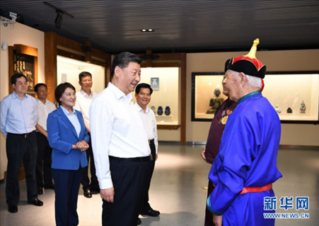2019年7月15日，習(xí)近平總書記在赤峰博物館同古典民族史詩《格薩（斯）爾》非物質(zhì)文化遺產(chǎn)傳承人親切交談。