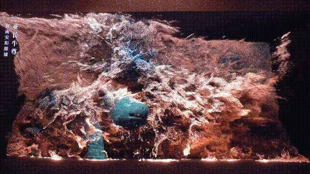 動(dòng)圖:殷墟博物館裸眼3D大屏展示的亞長(zhǎng)牛尊(央廣網(wǎng)發(fā) 趙夢(mèng)陽制作)