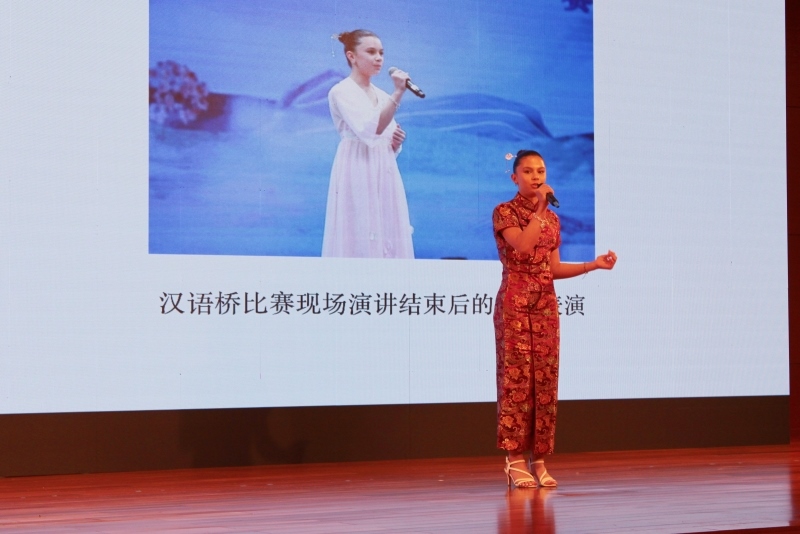 4、美國的中文愛好者譚木蘭在現(xiàn)場演唱歌曲《揮著翅膀的女孩》。 伊莎貝爾·羅德里格斯攝