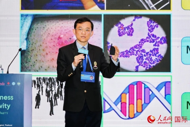 中國科學院院士、華大集團聯(lián)合創(chuàng)始人楊煥明發(fā)表主旨演講（人民網(wǎng)記者白元琪攝） 朱拉隆功大學醫(yī)學院副院長沃拉蘇克·肖特勒蘇克發(fā)表主旨演講（舉辦方供圖）