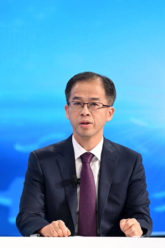 商務(wù)部政研室副主任丁維順在“中國經(jīng)濟圓桌會”錄制現(xiàn)場交流發(fā)言。新華社記者 金良快 攝