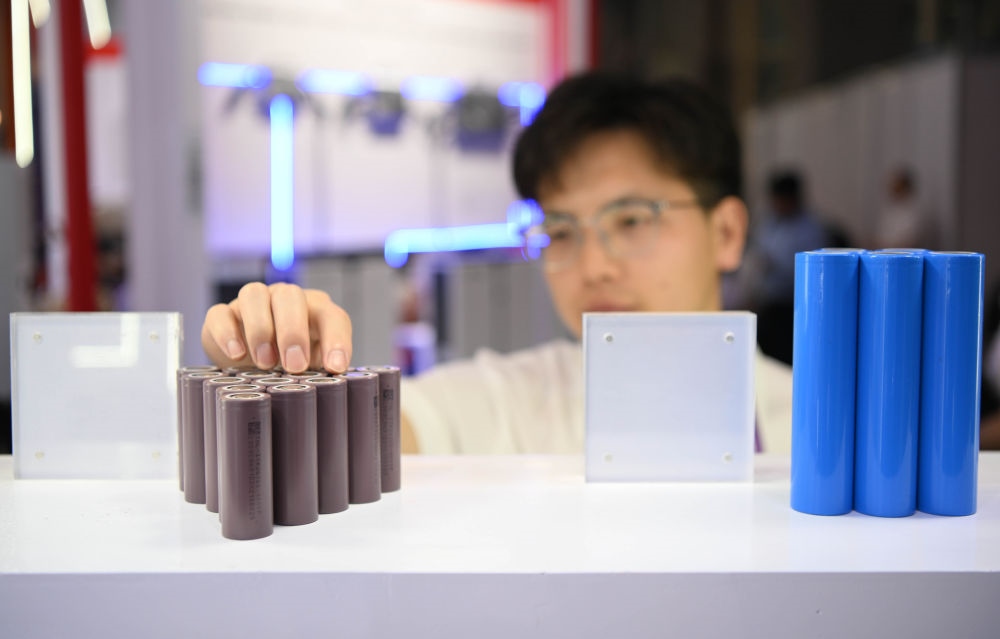這是一家企業(yè)在第135屆廣交會上展出的鋰電池產(chǎn)品（2024年4月15日攝）。新華社記者 鄧華 攝