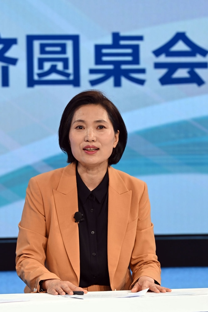 中國宏觀經(jīng)濟研究院對外經(jīng)濟研究所研究員曲鳳杰在“中國經(jīng)濟圓桌會”錄制現(xiàn)場交流發(fā)言。新華社記者 金良快 攝