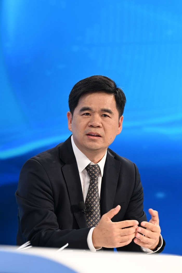 工業(yè)和信息化部運行監(jiān)測協(xié)調(diào)局副局長何海林在“中國經(jīng)濟圓桌會”錄制現(xiàn)場交流發(fā)言。新華社記者 金良快 攝