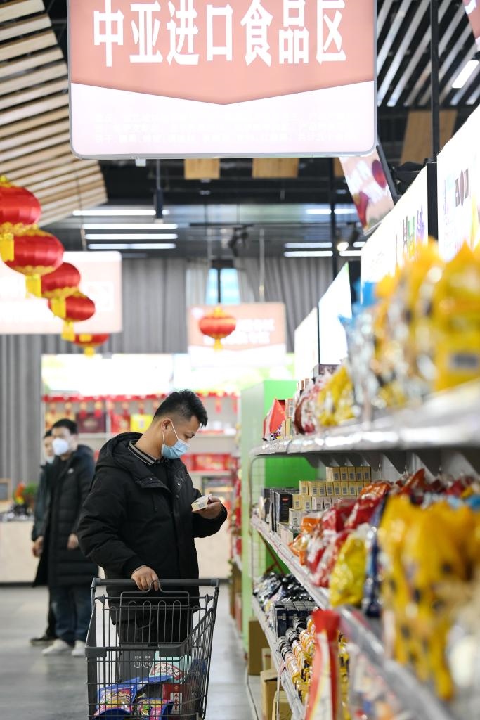 在位于西安浐灞國際港的愛菊健康生活體驗館，消費者挑選中亞進口食品。新華社記者李一博 攝