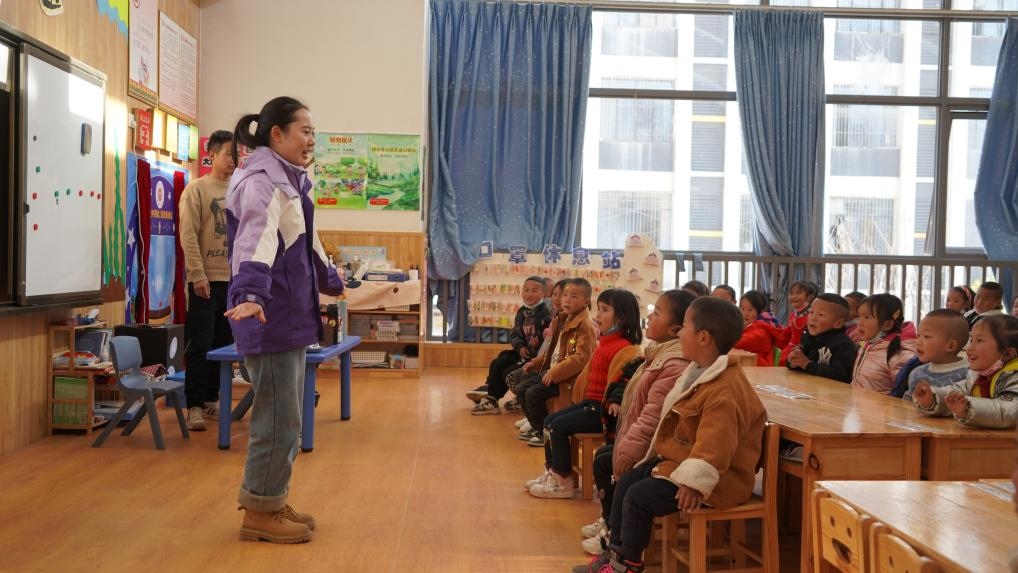  孩子們在昭覺縣易地扶貧搬遷縣城集中安置點沐恩邸社區(qū)幼兒園上課。新華社記者 尹恒 攝