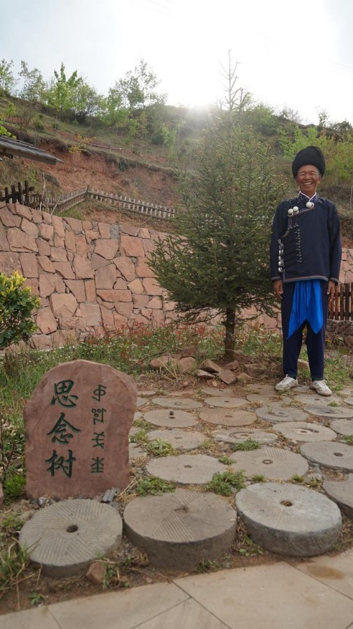 吉地爾子站在“思念樹”前。新華社記者 尹恒 攝