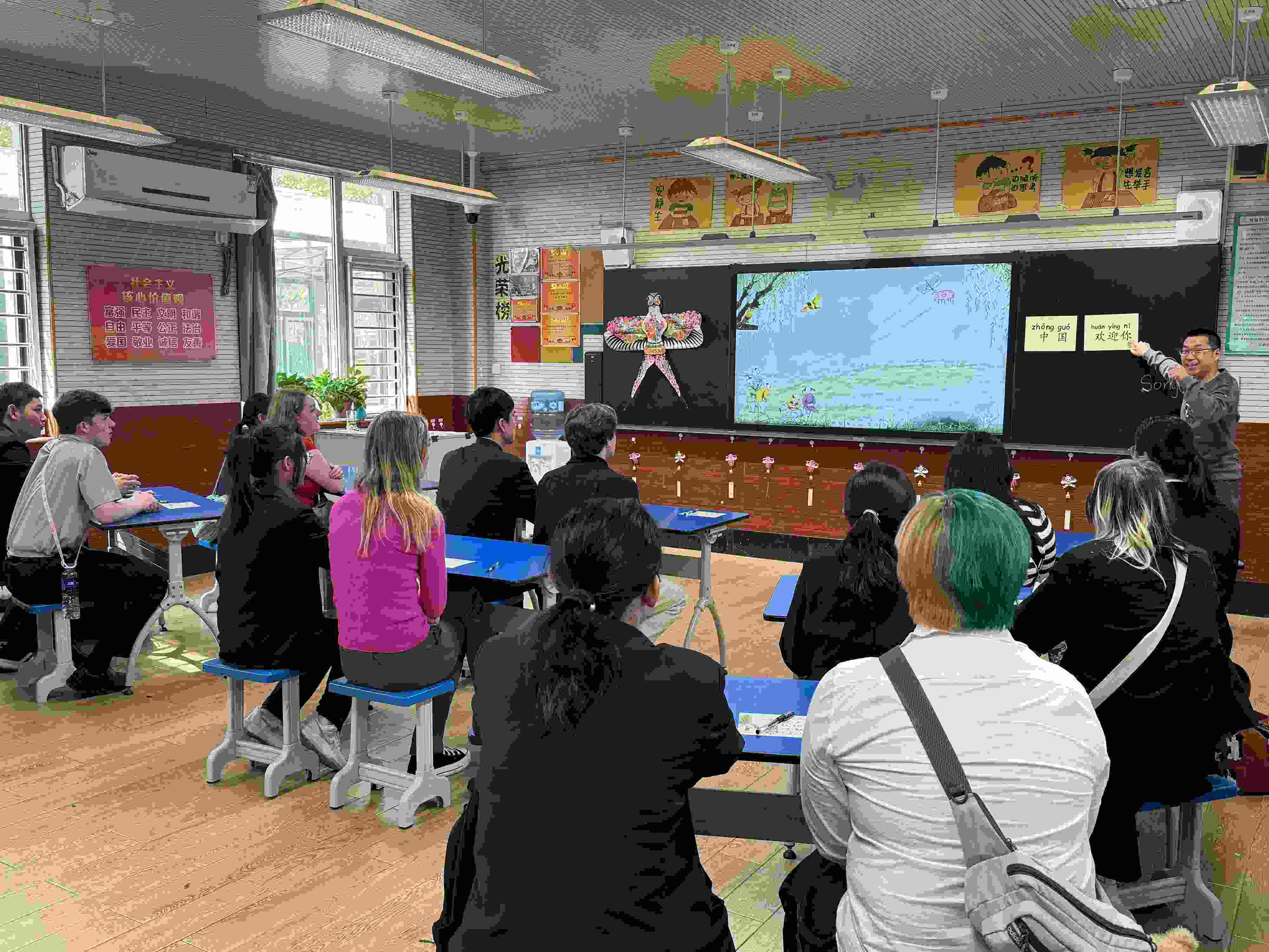 2024年4月20日，美國(guó)艾奧瓦州馬斯卡廷高中“友誼傳承”研學(xué)團(tuán)來(lái)到石家莊外國(guó)語(yǔ)學(xué)校，中美學(xué)生同上一節(jié)中文課。