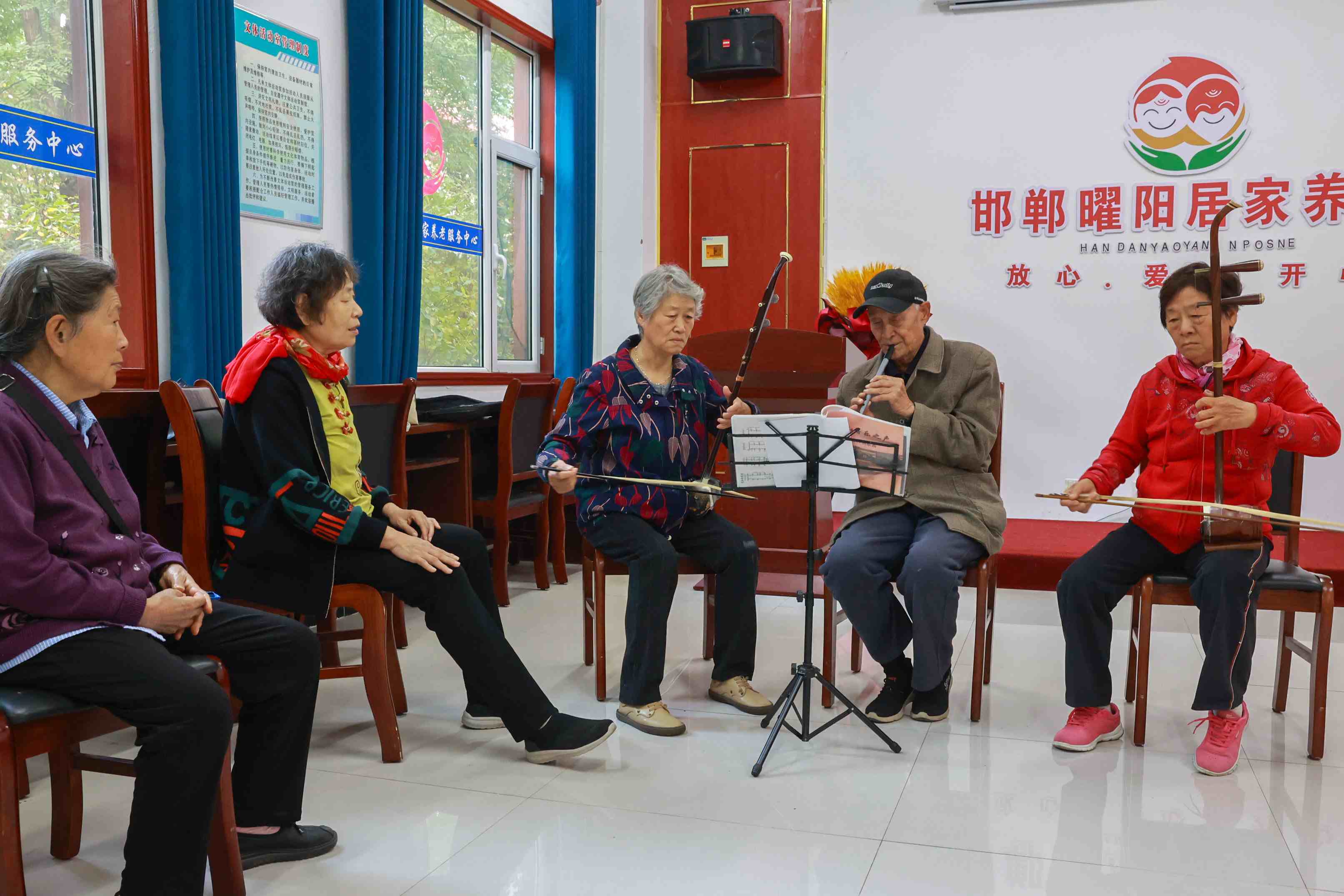 △ 近年來，在以習(xí)近平同志為核心的黨中央堅(jiān)強(qiáng)領(lǐng)導(dǎo)下，從探索建立國家基本養(yǎng)老服務(wù)清單制度，到構(gòu)建居家社區(qū)機(jī)構(gòu)相協(xié)調(diào)的“中國式”養(yǎng)老服務(wù)體系，再到理順養(yǎng)老服務(wù)監(jiān)管機(jī)制，一項(xiàng)項(xiàng)養(yǎng)老服務(wù)領(lǐng)域改革“實(shí)招”“硬招”不斷落地見效。圖為河北省邯鄲市邯山區(qū)曜陽養(yǎng)老服務(wù)中心內(nèi)，老人在學(xué)習(xí)樂器演奏。