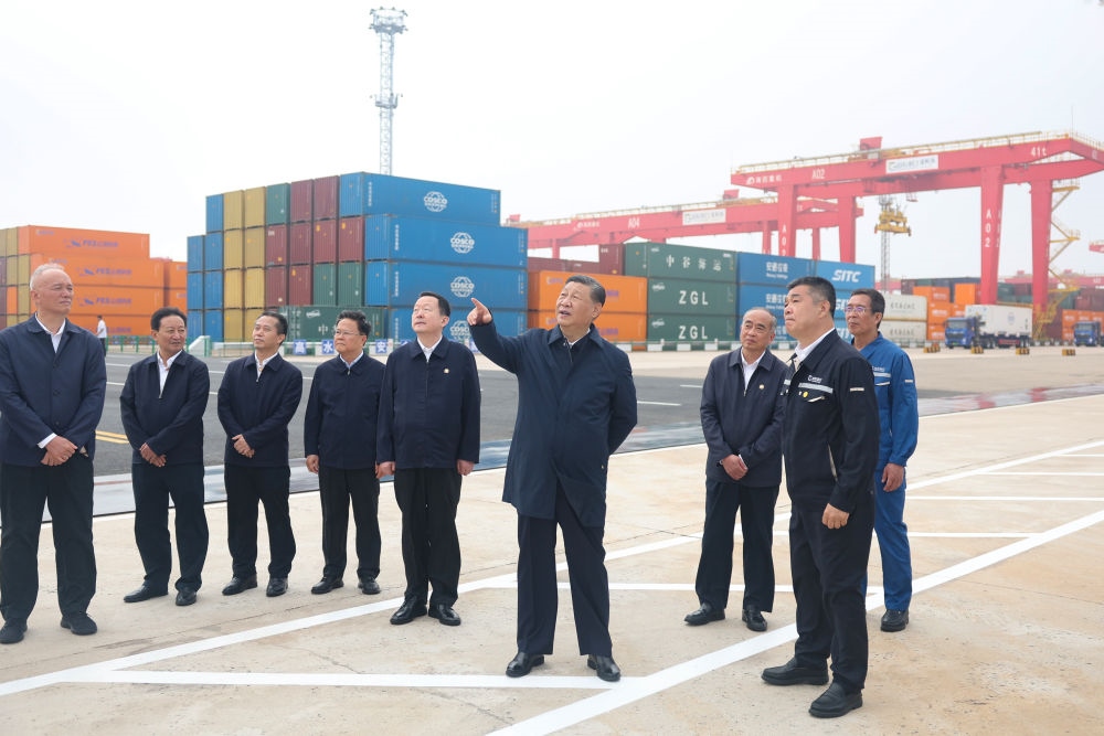 5月22日下午，習近平總書記在山東省日照市考察調(diào)研。他來到日照港，了解當?shù)赝七M港口智慧化綠色化建設、擴大對外開放等情況。