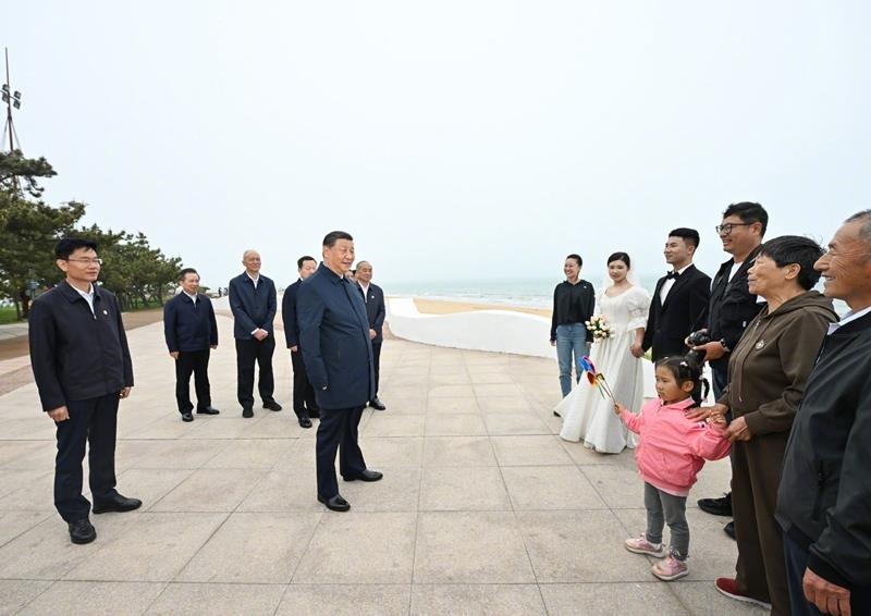 5月22日，在山東日照考察調(diào)研的習(xí)近平總書記來到陽光海岸綠道，同市民游客親切交流。