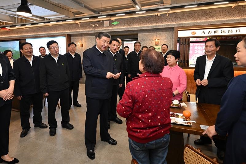 4月22日，在重慶考察的習(xí)近平總書記來到九龍坡區(qū)謝家灣街道民主村社區(qū)，察看小區(qū)改造和便民服務(wù)情況。