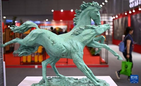 5月24日在第二十屆中國（深圳）國際文化產(chǎn)業(yè)博覽交易會俄羅斯美術協(xié)會展臺拍攝的馬雕塑作品。新華社記者 鄧華 攝
