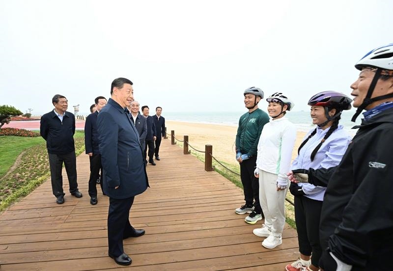 5月22日，在山東日照考察調(diào)研的習(xí)近平總書記來到陽光海岸綠道，和騎行愛好者親切交流。
