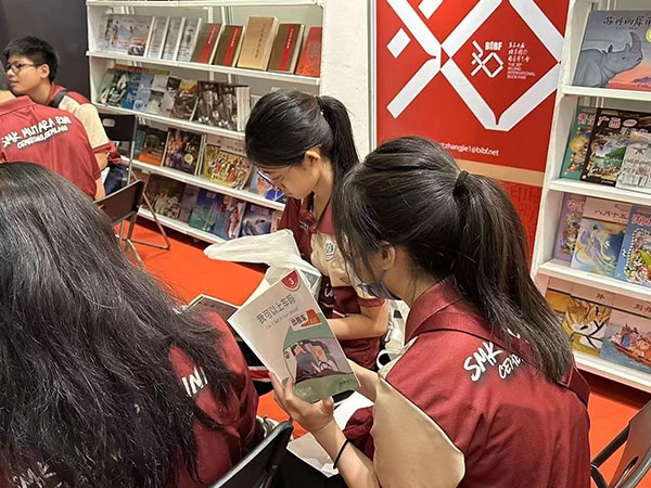 馬來西亞讀者在中國聯(lián)合展臺翻閱中國書籍。 中國圖書進出口（集團）有限公司供圖