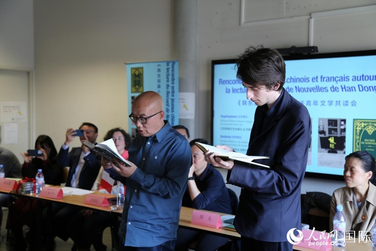 法國學子與作家韓東共讀小說選段。人民網(wǎng)記者 于超凡攝
