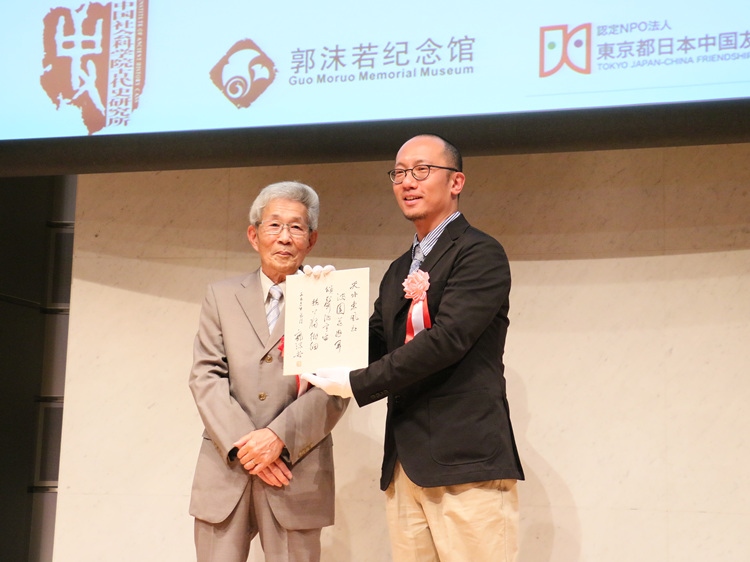 坂田昌一之子坂田文彥（左一）向郭沫若紀念館捐獻郭沫若致坂田昌一手跡。人民網(wǎng) 許可攝
