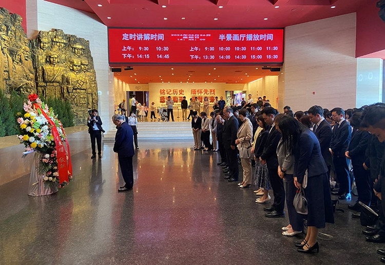創(chuàng)價(jià)學(xué)會(huì)會(huì)長(zhǎng)原田稔及青年代表團(tuán)向中國(guó)人民抗日戰(zhàn)爭(zhēng)紀(jì)念館敬獻(xiàn)花籃。中國(guó)人民抗日戰(zhàn)爭(zhēng)紀(jì)念館供圖