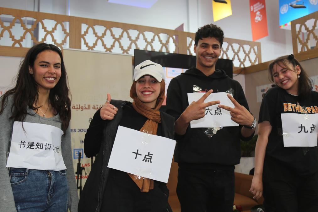 2024年4月24日，突尼斯高中生在首都突尼斯市舉辦的突尼斯國際書展上表演漢語節(jié)目。新華社發(fā)（阿代爾攝）