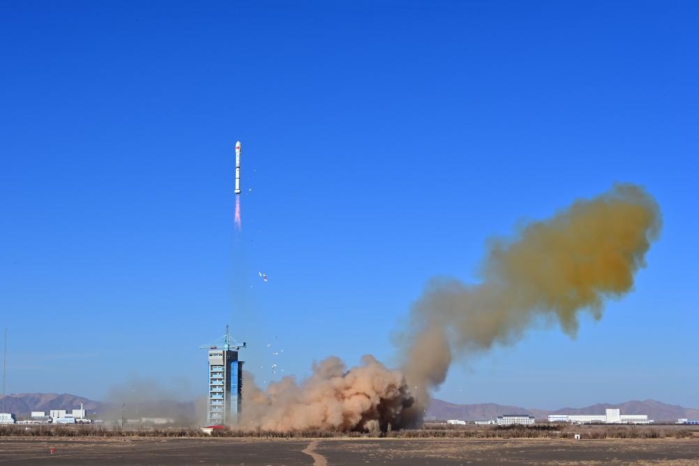 2023年12月4日，中國(guó)在酒泉衛(wèi)星發(fā)射中心使用長(zhǎng)征二號(hào)丙運(yùn)載火箭，成功將援埃及二號(hào)衛(wèi)星發(fā)射升空，衛(wèi)星順利進(jìn)入預(yù)定軌道，發(fā)射任務(wù)獲得圓滿成功。新華社發(fā)（汪江波 攝）