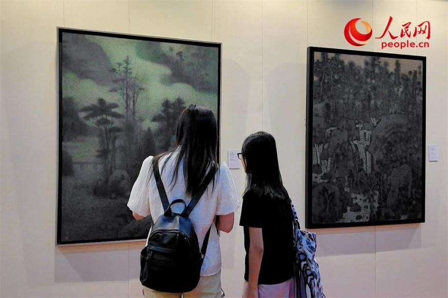 觀眾正在觀賞王秦生畫作《云山幽趣》。人民網(wǎng)記者 劉微攝