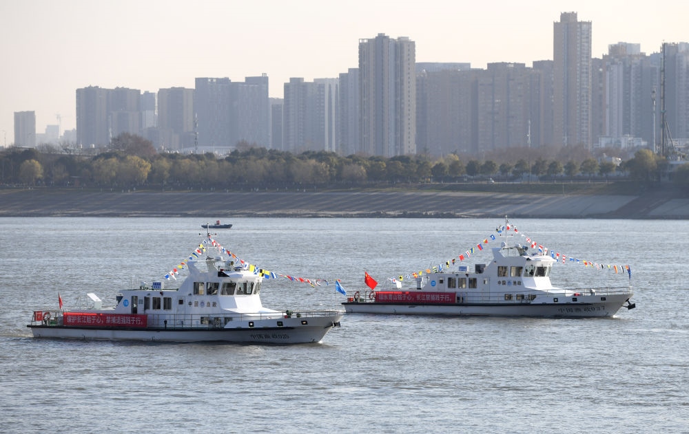 漁政執(zhí)法船隊從長江武漢段江面駛過，啟動長江流域重點水域“十年禁漁”（2020年12月31日攝）。新華社記者 程敏 攝