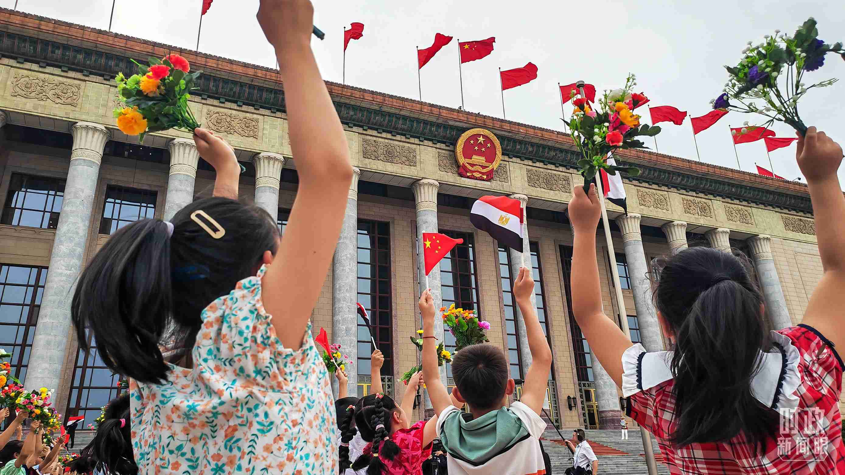 △5月29日下午，習(xí)近平主席舉行儀式歡迎埃及總統(tǒng)塞西訪華。圖為歡迎儀式現(xiàn)場的少年兒童。（總臺(tái)央視記者劉琦拍攝）