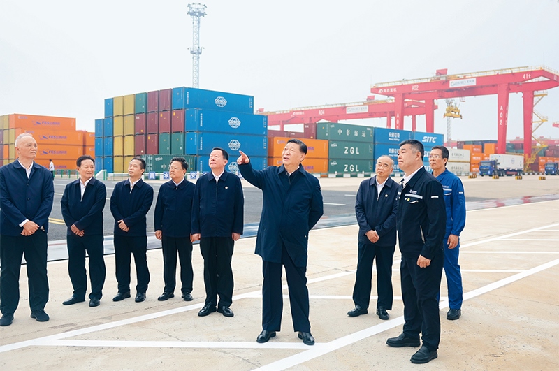 2024年5月22日至24日，中共中央總書記、國家主席、中央軍委主席習(xí)近平在山東考察。這是22日下午，習(xí)近平在日照港察看全自動化集裝箱碼頭作業(yè)場景。 新華社記者 鞠鵬/攝