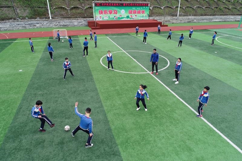 陜西安康平利縣老縣鎮(zhèn)中心小學(xué)的學(xué)生在操場(chǎng)上踢球。