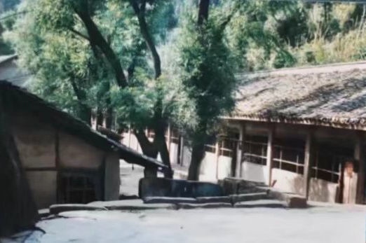 這是之江小學的前身——四川省南充市嘉陵區(qū)一所山區(qū)小學的校舍（資料照片翻拍）。