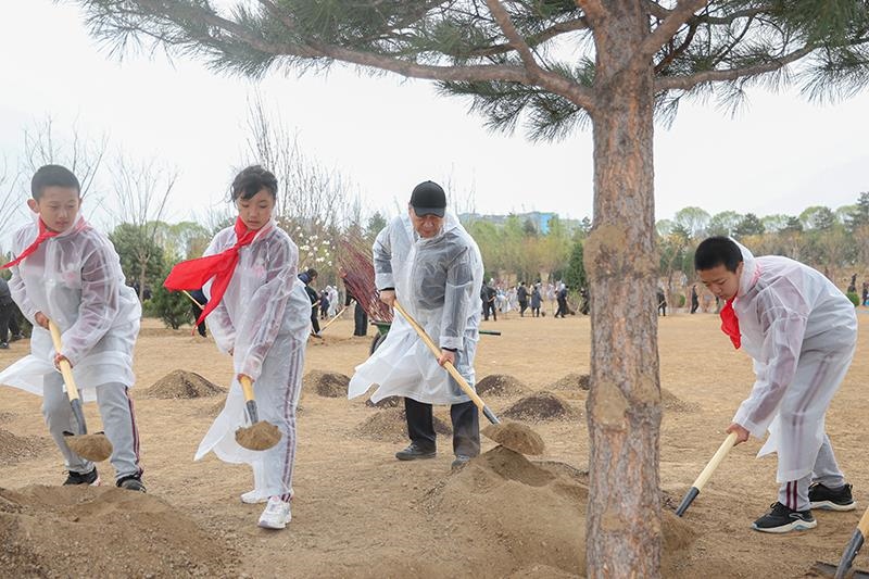 2023年4月4日，習(xí)近平總書(shū)記來(lái)到北京市朝陽(yáng)區(qū)東壩中心公園參加首都義務(wù)植樹(shù)活動(dòng)。這是總書(shū)記同孩子們一起植樹(shù)。