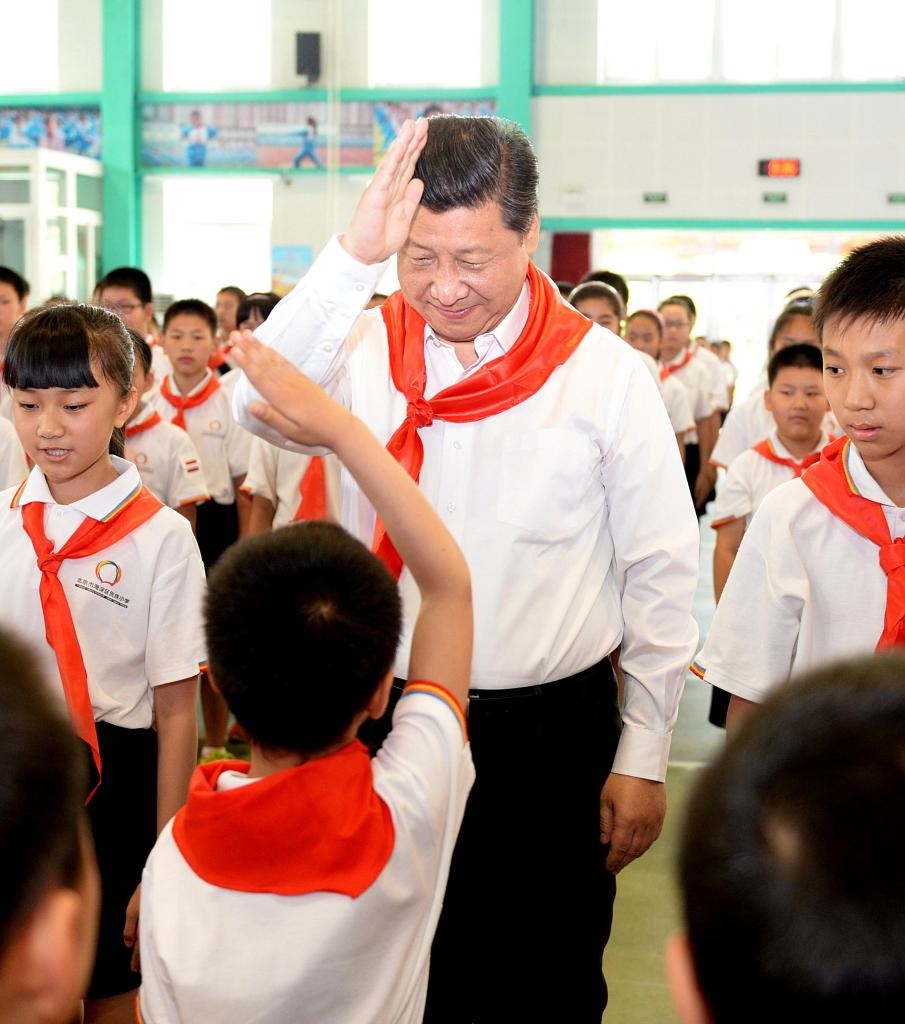 2014年5月30日，習(xí)近平總書記來到北京市海淀區(qū)民族小學(xué)，參加慶?！傲弧眹H兒童節(jié)活動。新華社記者 李濤 攝