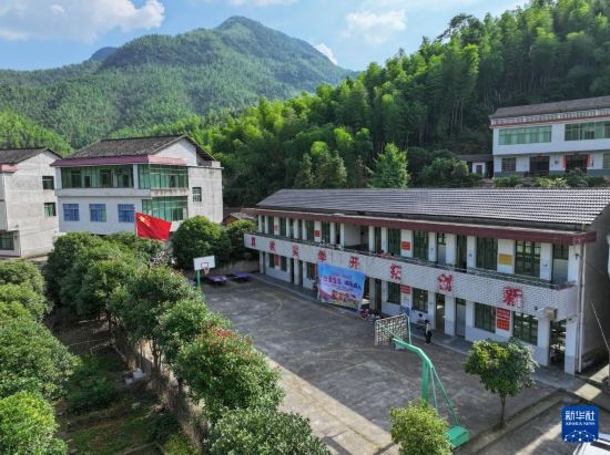 這是5月28日拍攝的湖南省衡陽市衡陽縣岣嶁鄉(xiāng)妙溪小學(xué)（無人機(jī)照片）。