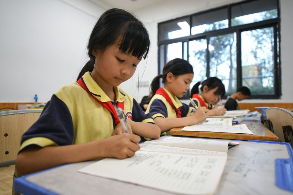 5月30日，學生在之江小學“留守兒童之家”寫作業(yè)。