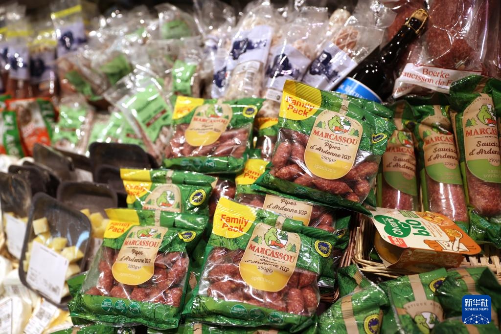 這是5月31日在比利時布魯塞爾一家超市拍攝的各類食品。新華社記者 趙丁喆 攝