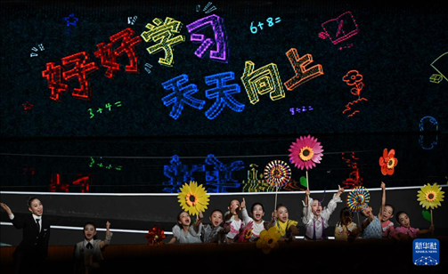 6月1日，演員在“我和祖國(guó)一起成長(zhǎng)”主題演出活動(dòng)中表演。新華社記者 金良快 攝