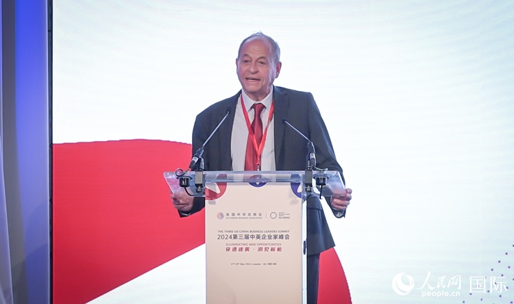 英國48家集團俱樂部榮譽主席斯蒂芬·佩里致辭。人民網(wǎng) 郭錦標攝