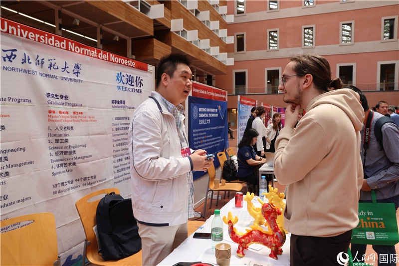 西班牙應(yīng)屆畢業(yè)生在展臺前咨詢。人民網(wǎng)記者 顏歡攝