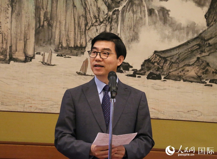 中國駐日本大使館施泳公使致辭。人民網(wǎng) 許可攝