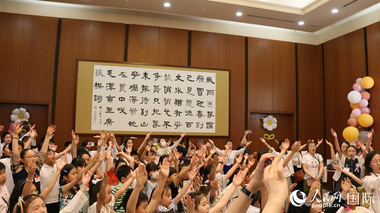小朋友們合唱《明天會(huì)更好》。人民網(wǎng) 許可攝