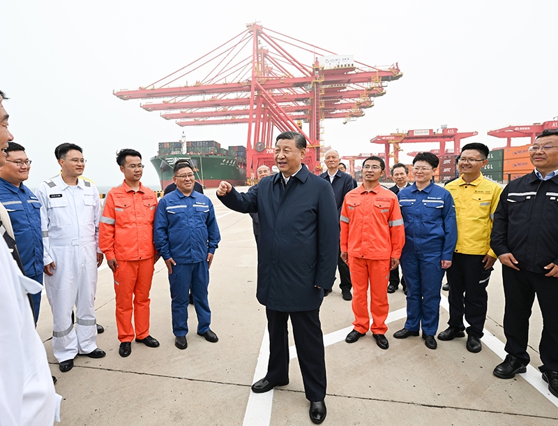 △2024年5月22日，習(xí)近平總書(shū)記在山東省日照港親切慰問(wèn)港口科技工作者、運(yùn)營(yíng)人員、航運(yùn)人員。