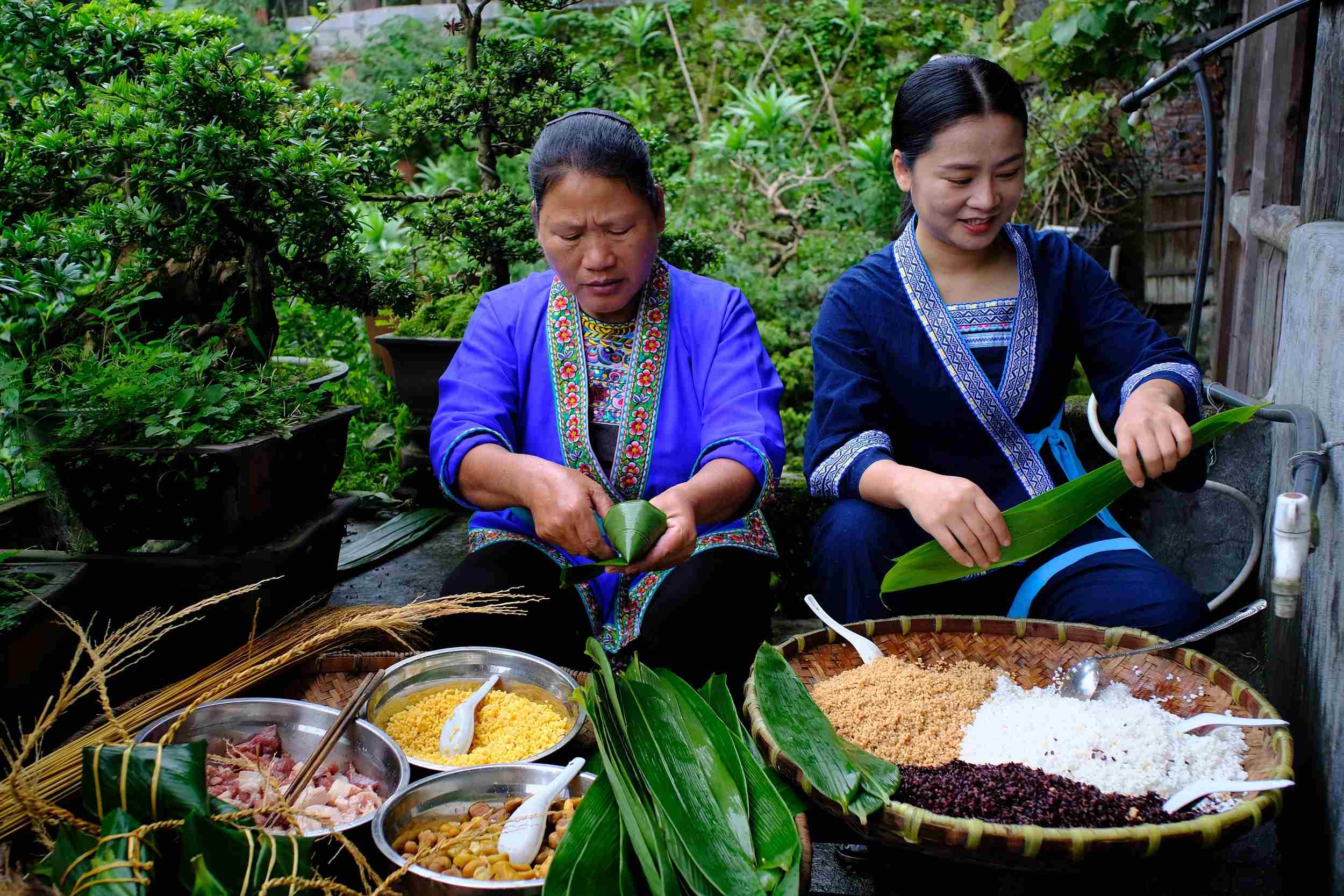 端午節(jié)將至，苗家女性包紫黑香糯粽 （圖片來(lái)源：視覺(jué)中國(guó)）