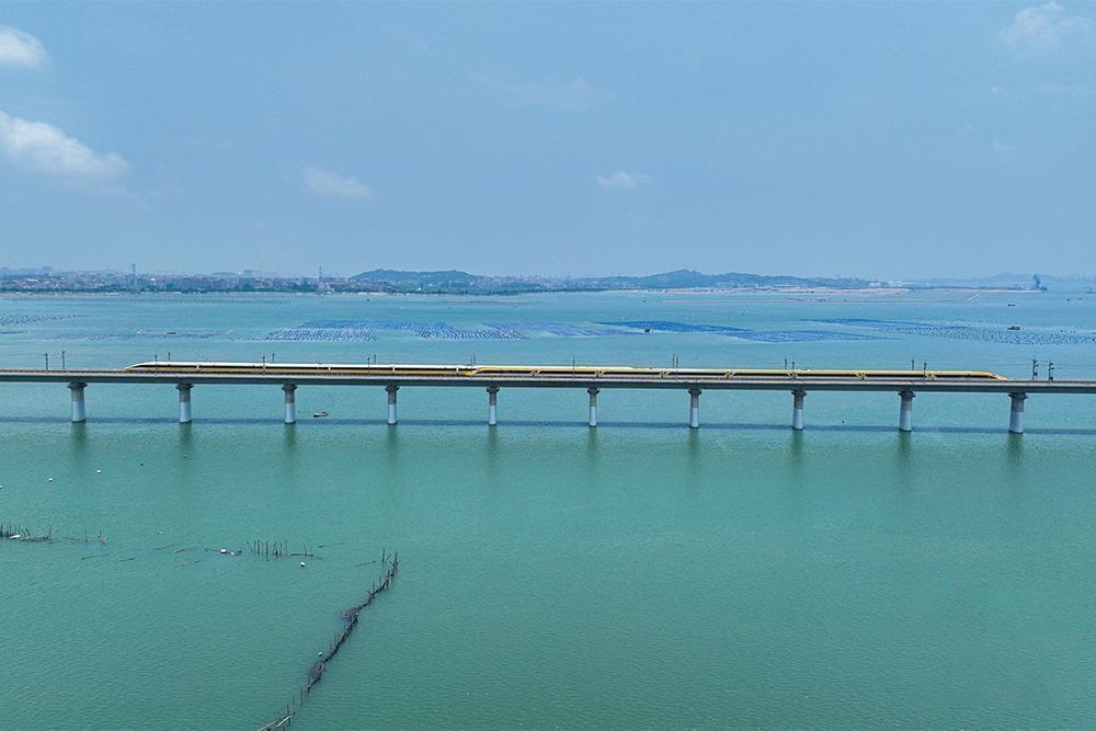 △2023年6月28日，CR450動車組試驗列車在湄洲灣跨海大橋交會運行，單列最高運行時速達(dá)到453公里。