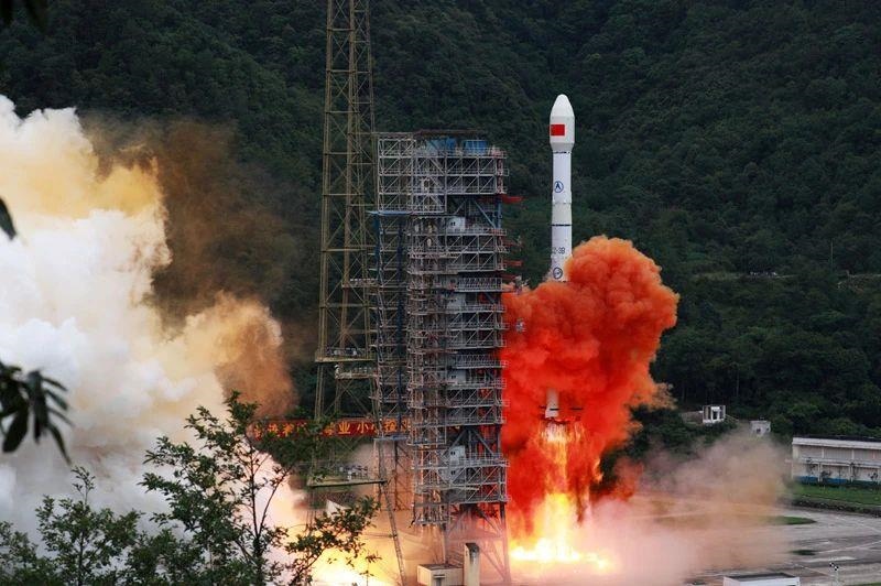 △2020年6月23日，我國北斗三號全球衛(wèi)星導(dǎo)航系統(tǒng)最后一顆組網(wǎng)衛(wèi)星在西昌衛(wèi)星發(fā)射中心點火升空。同年7月，北斗三號系統(tǒng)正式開通全球服務(wù)，“中國的北斗”真正成為“世界的北斗”。