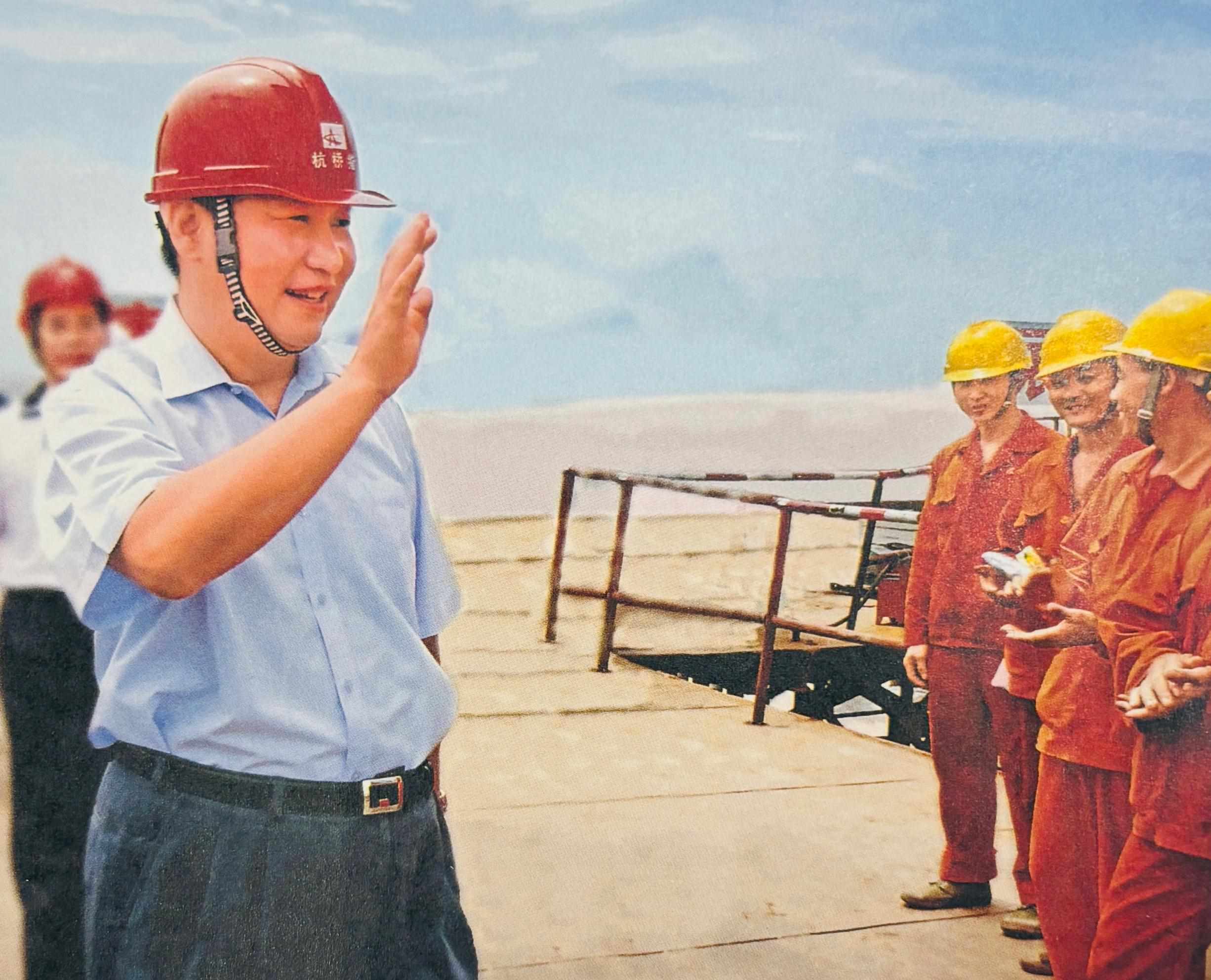 △2006年7月12日，習(xí)近平在杭州灣跨海大橋嘉興市海鹽段建設(shè)工地慰問工人。