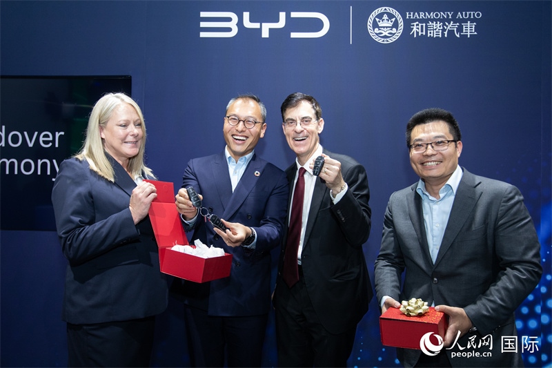 兩位英國消費者獲得新車鑰匙。人民網(wǎng)記者 許立群攝影