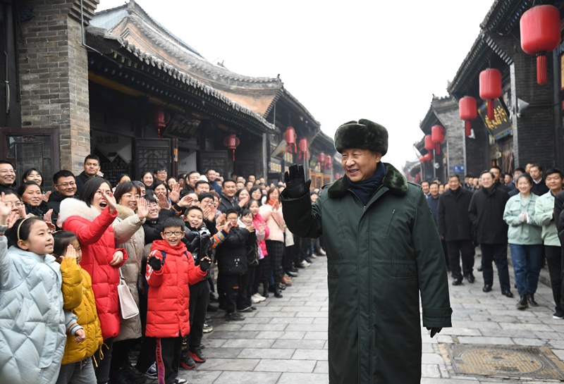 2022年1月27日，習近平總書記在山西平遙古城向現(xiàn)場群眾揮手致意。